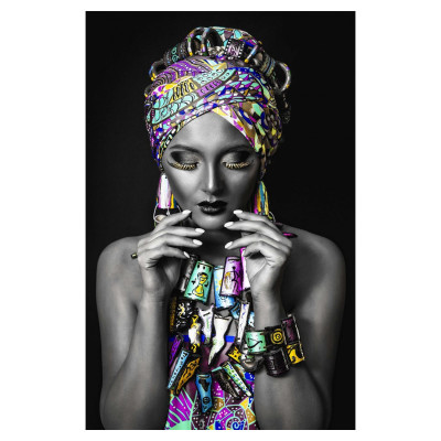 Африканска жена рисуване на лицето