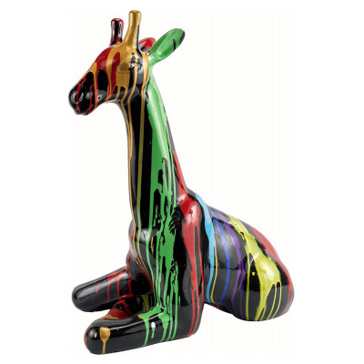 Escultura de jirafa sentada