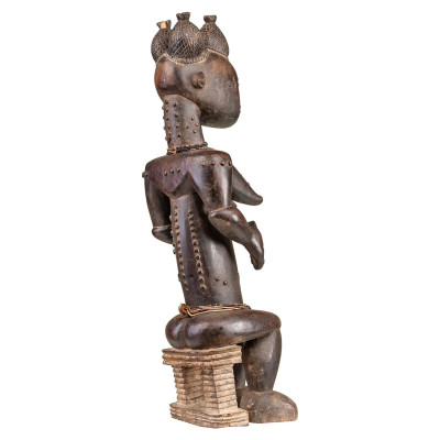 Sculptura figurinei Attye